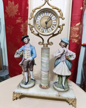 Orologio da camino Antico con statue in ceramica 