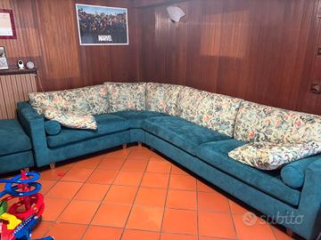 divano ad angolo con pouf 