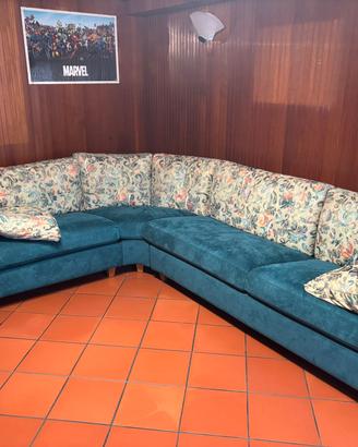 divano ad angolo con pouf 