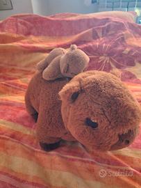 Peluche Capibara Eco Heart Poshpaws con cucciolo