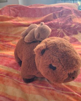 Peluche Capibara Eco Heart Poshpaws con cucciolo