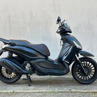 Beverly 300 i.e. – FULL BLACK