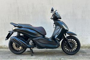 Beverly 300 i.e. – FULL BLACK