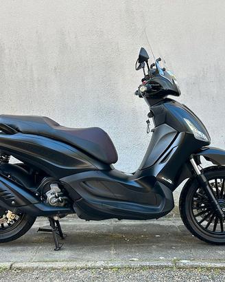 Beverly 300 i.e. – FULL BLACK