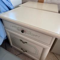 comodini, cassetteria e specchio stile shabby
