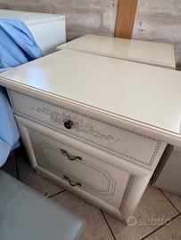 comodini, cassetteria e specchio stile shabby