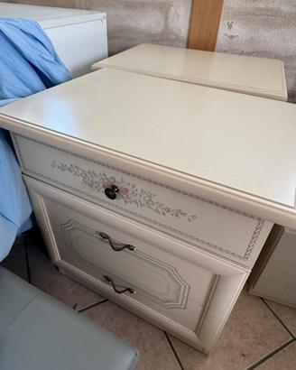 comodini, cassetteria e specchio stile shabby