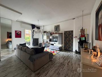 Palazzo / Stabile di 494 m² con più di 5 locali a 