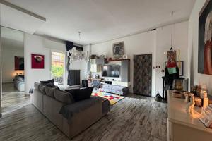 Palazzo / Stabile di 494 m² con più di 5 locali a 