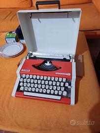 Macchina da scrivere vintage Olympia Traveller