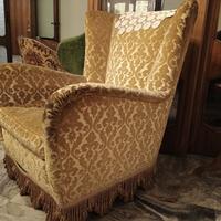 coppia di poltrone gialle di velluto