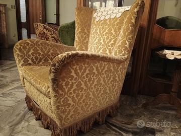 coppia di poltrone gialle di velluto