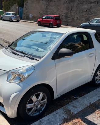 Toyota iq bianca manuale