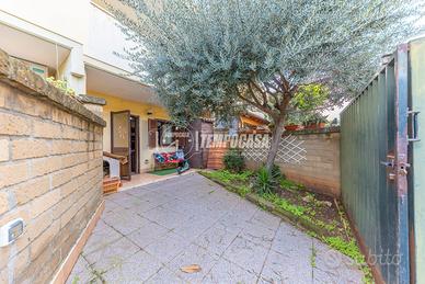 ELEGANTE VILLA SU DUE LIVELLI CON DOPPIO GIARDINO