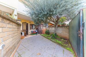 ELEGANTE VILLA SU DUE LIVELLI CON DOPPIO GIARDINO