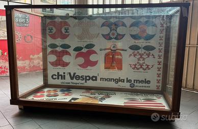 VETRINA ESPOSITIVA PORTAVESPA