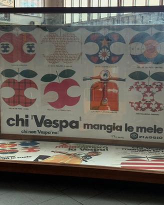 VETRINA ESPOSITIVA PORTAVESPA