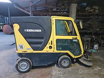 spazzatrice uomo a bordo 