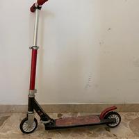 Monopattino nero e rosso