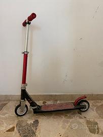 Monopattino nero e rosso
