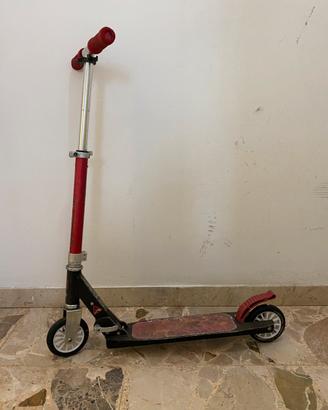 Monopattino nero e rosso