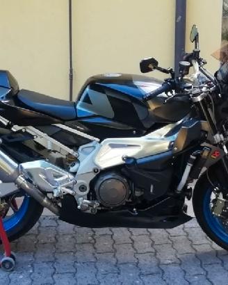 Aprilia Tuono 1000 motore e estetica perfetta