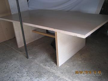 Tavolo gigante e pesante