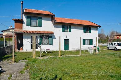 Pieris-s.canzian:casa singola con giardino