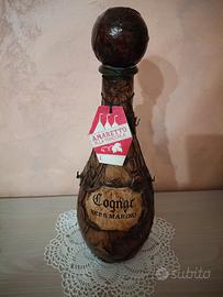 Vecchia bottiglia in vetro e cuoio vintage 