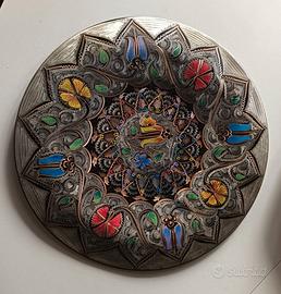 Piatto in rame cesellato e smaltato