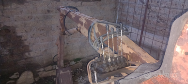 Retro scavatore trattore