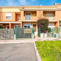 Villa a schiera con giardino retrostante