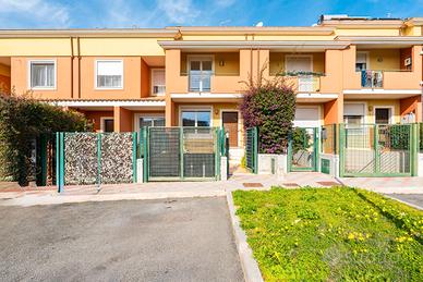 Villa a schiera con giardino retrostante