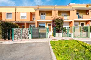 Villa a schiera con giardino retrostante