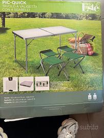 Tavolo da campeggio con sgabelli