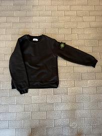 Maglione nero in tessuto sintetico.