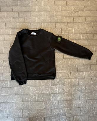 Maglione nero in tessuto sintetico.