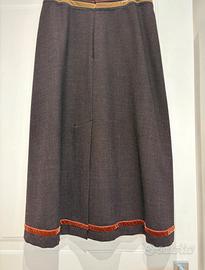 Gonna lunga con decori frontali e posteriori