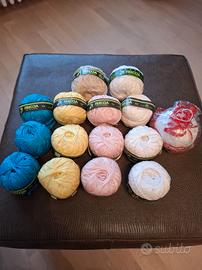 gomitoli  filo di Scozia. 