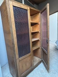 Armadio vintage in legno massello.