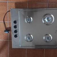 piano fuochi, cappa cucina e frigo.