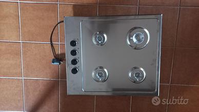 piano fuochi, cappa cucina e frigo.