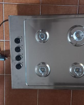 piano fuochi, cappa cucina e frigo.