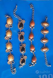 Orecchini e bracciali in acciaio marocchini.