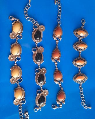 Orecchini e bracciali in acciaio marocchini.