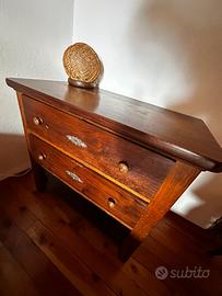 Comò di piccole dimensioni in legno