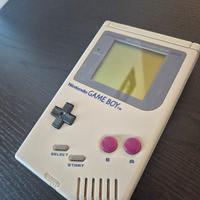 Nintendo Game Boy grigio con giochi 