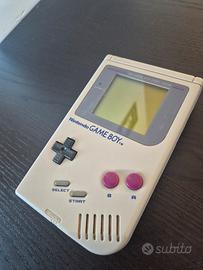 Nintendo Game Boy grigio con giochi 