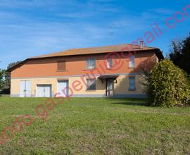 TERRATETTO PLURIFAMILIARE E 7,6 ha DI TERRENO