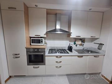 cucina completa di elettrodomestici